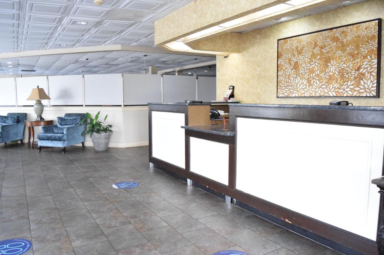 Ramada By Wyndham Savannah Gateway Exterior photo